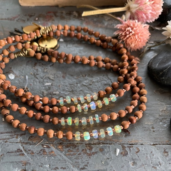 HAND-MADE FIERY WELO OPAL PETITE BEADED BRACELET - Picture 2 of 10